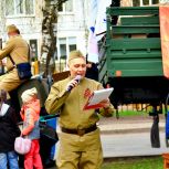 Праздничные митинги, возложение цветов, раздача Георгиевских лент: «Единая Россия» поздравляет в 9 Мая жителей регионов