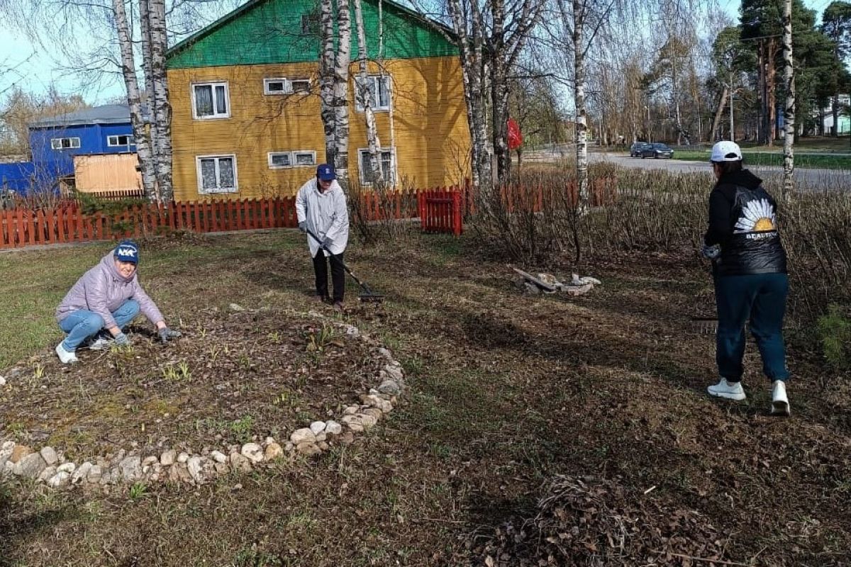 В Шенкурске состоялся субботник у Сретенского храма