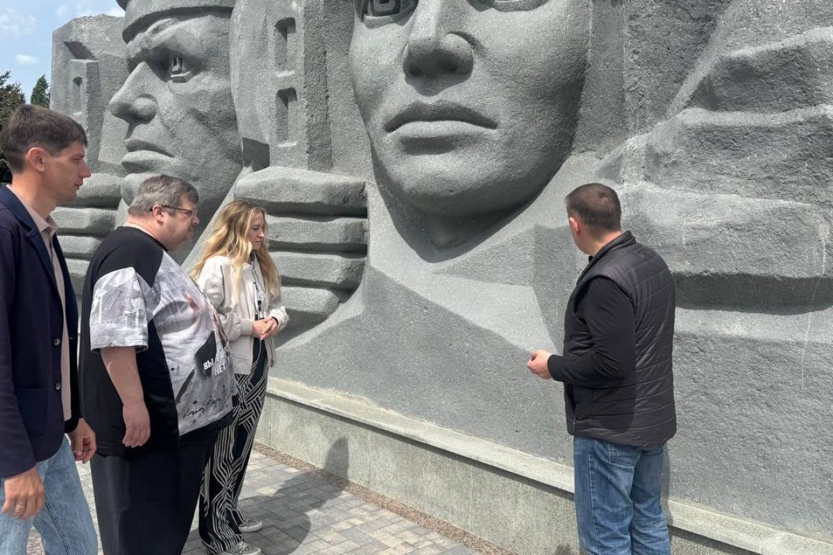 Сергей Гладков раскритиковал подрядчиков мемориала в Балашове