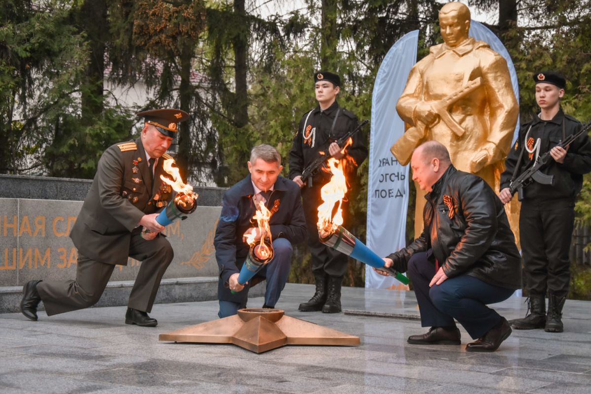 В поселке Кугеси зажжен новый Вечный огонь