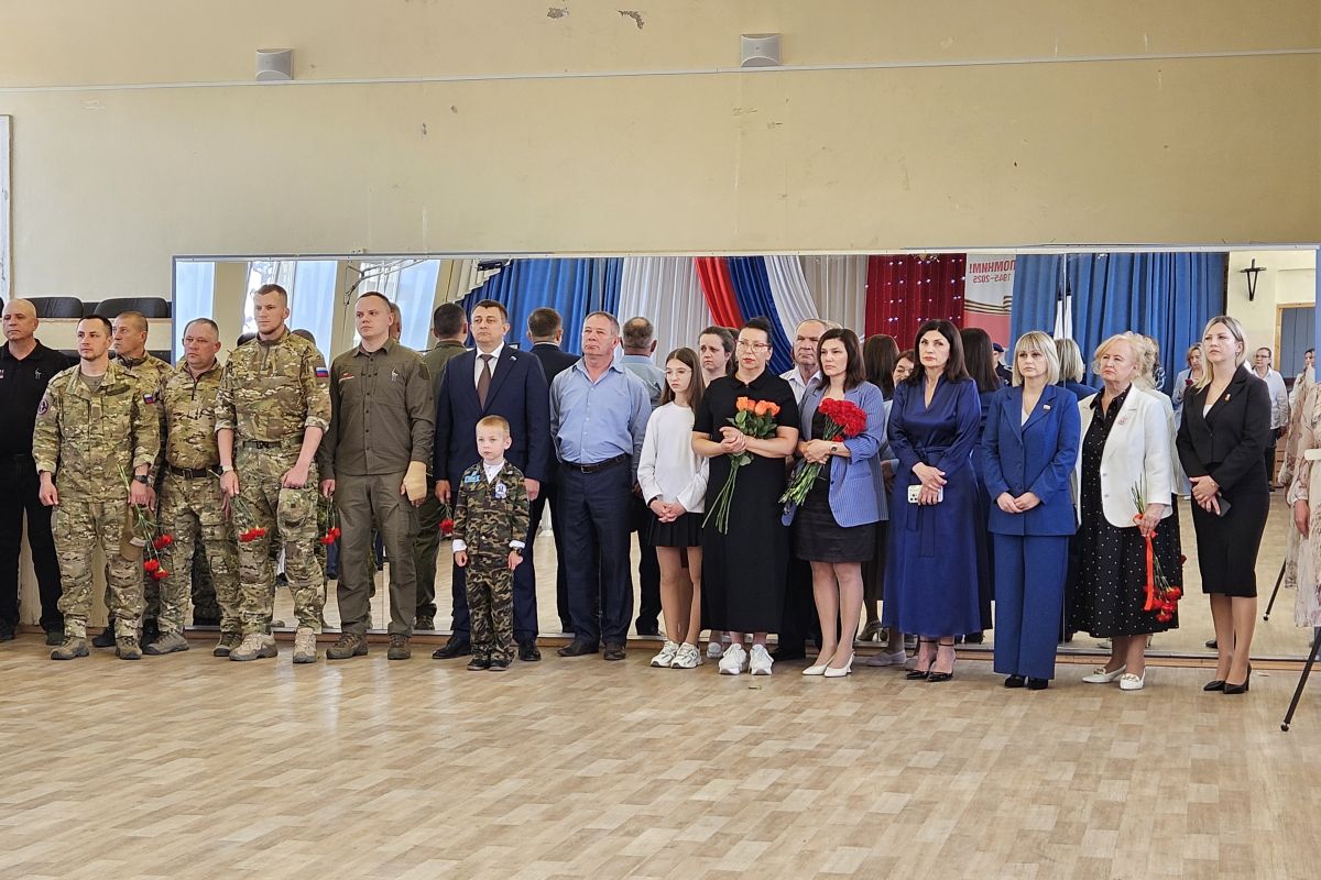 В Волжском открыли Парту Героя в память об участнике СВО, бойце отряда «Бессмертный Сталинград» Владимире Мосиенко