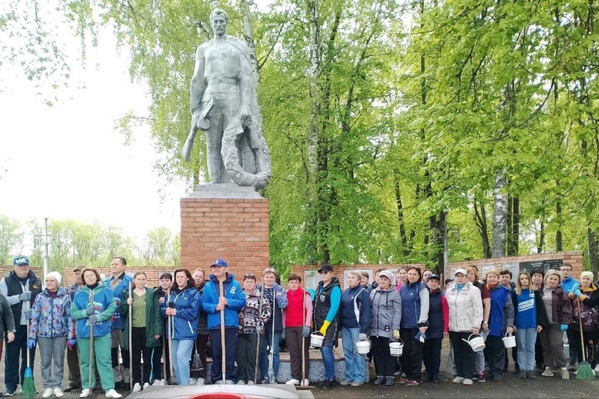 В преддверии Дня Победы единороссы приводят в порядок мемориалы и памятники