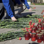 Активисты «Молодой Гвардии Единой России» и «Волонтёрской Роты» почтили память погибших в Одесском доме профсоюзов