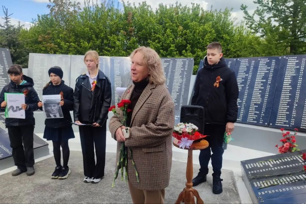 На братской могиле в посёлке Краснолесье прошла акция памяти «О героях былых времён...»