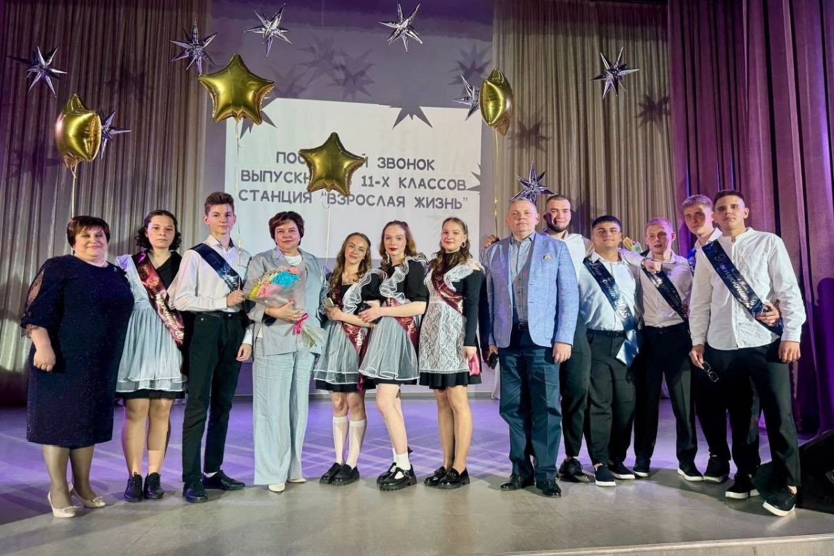 Тракторозаводские единороссы поздравили выпускников 116 школы города Челябинска с последним звонком