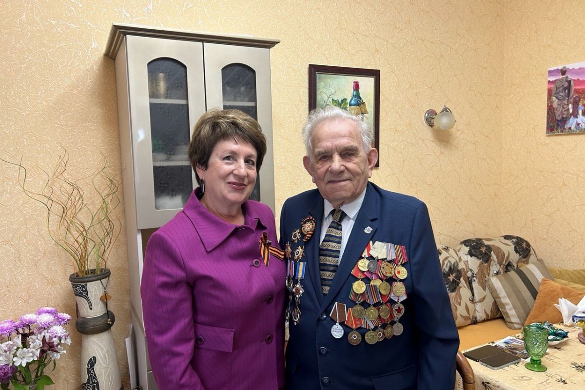 Екатерина Алтабаева поздравила с наступающим Днем Победы ветерана Михаила Латоху
