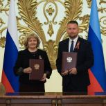 Людмила Бабушкина и председатель Народного Совета Луганской Народной Республики Денис Мирошниченко подписали соглашение о межпарламентском сотрудничестве