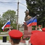 Он любил свой край: «Единая Россия» открыла в Ясиноватой памятник Владимиру Жоге