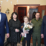 В преддверии Дня Победы партийцы Мегиона поздравили ветеранов