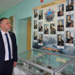 В Мегионе партийцы организовали для горожан экскурсию в пришкольный музей