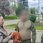 Депутат Народного Совета ДНР Клавдия Кульбацкая передала георгиевские ленты бойцам на передовую