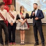 Единороссы поздравили выпускников Кузбасса
