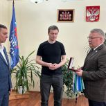 Сергей Никонов вручил нагрудный знак «Почётный гражданин Свердловской области» внуку красноуральца-фронтовика Михаила Даниловича Кудымова