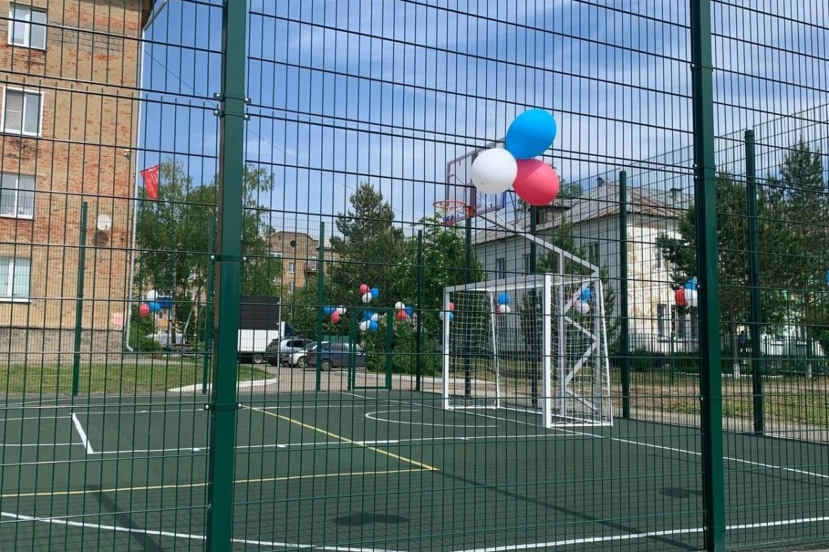 Единороссы открыли спортплощадку в кузбасском поселке