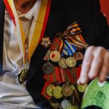Павел Малков поздравил в День Победы Валентина Ивановича Козлова
