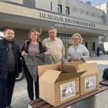 Петербургские единороссы передали специальное белье для раненых бойцов, проходящих восстановление с аппаратами Илизарова
