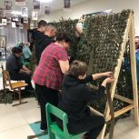В Апастовском районе активисты плетут маскировочные сети для бойцов СВО