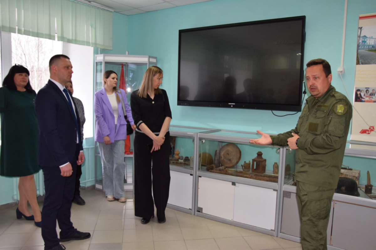 В Мегионе партийцы организовали для горожан экскурсию в пришкольный музей