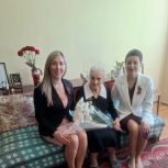 Партийцы Гагаринского района поздравили ветерана Валентину Владимирову с Днем Победы