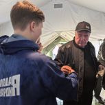 Активисты «Единой России» и МГЕР организовали акцию «Георгиевская лента» на выставке трофейной техники в Екатеринбурге