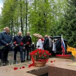 В Чебоксарах состоялось торжественное возложение цветов к Братской могиле воинов