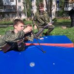 «Единая Россия» организовала тренировку по стрельбе для школьников Свердловска (ЛНР)