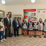 В Самойловском районе Мария Усова и Алексей Кольцов осмотрели отремонтированный школьный музей