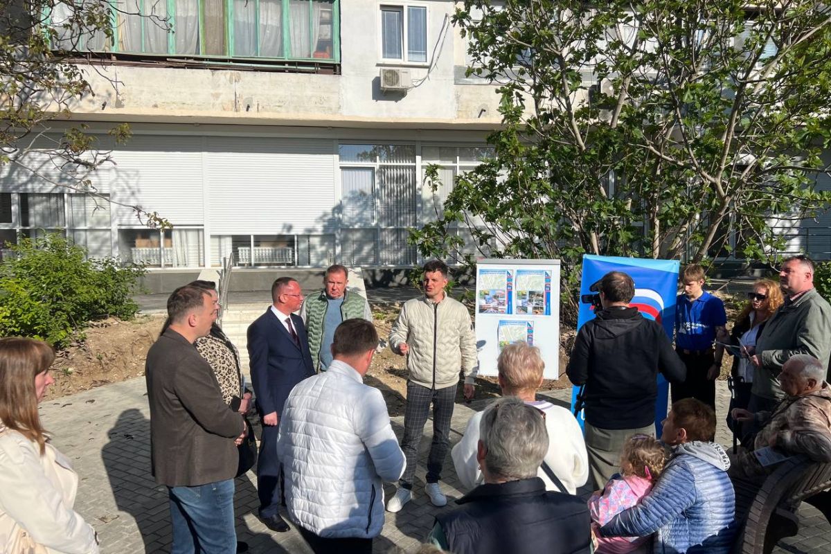 С жителями проспекта Генерала Острякова обсудили благоустройство по ФКГС