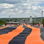 В ЛНР развернули 300-метровую георгиевскую ленту в День Республики