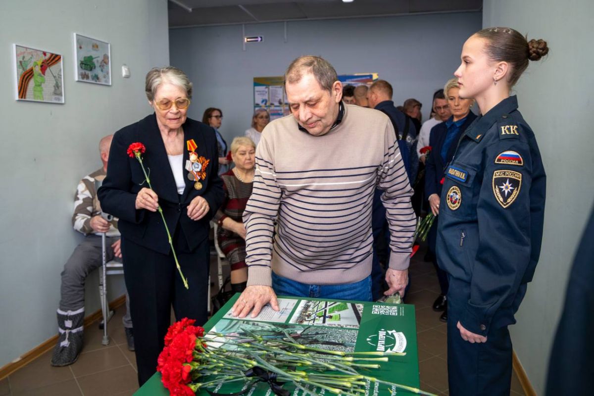 В школе № 4 торжественно открыли «Парту Героя»