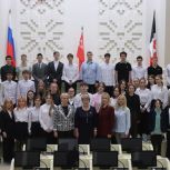 Депутаты и активисты «Единой России» провели для ижевских школьников экскурсию в Госсовет Удмуртии