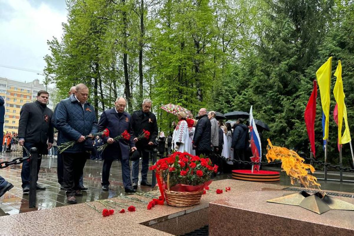В Чебоксарах состоялось торжественное возложение цветов к Братской могиле воинов