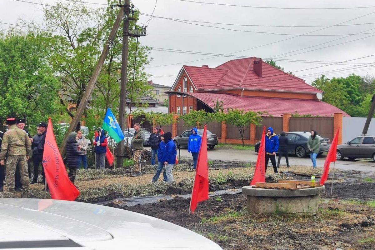 Молодогвардейцы Адыгеи и Краснодарского края приняли участие в закладка Сада в память о Героях, погибших в ходе СВО