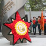 Калининские единороссы провели торжественный митинг у отреставрированного мемориала