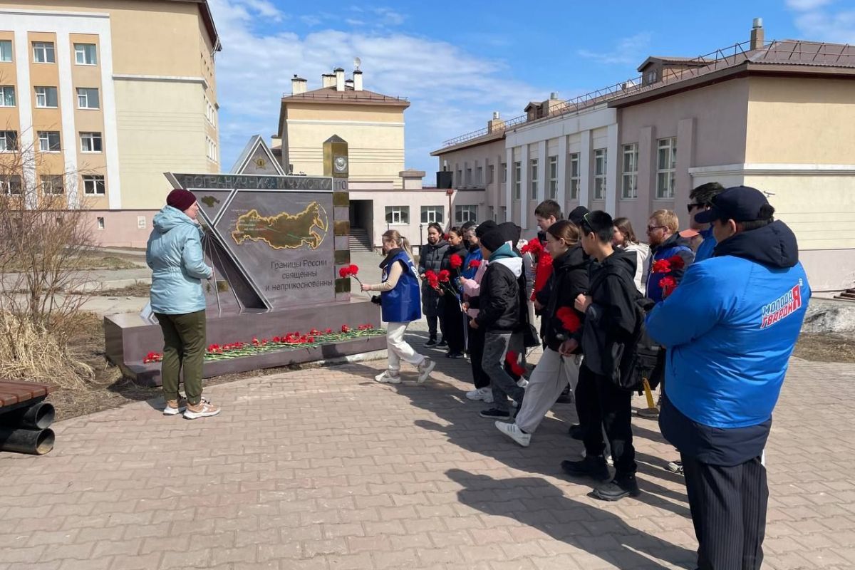 Единороссы и молодогвардейцы почтили память пограничников на Чукотке