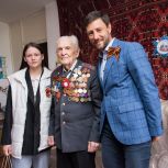 Кузбасские единороссы поздравили ветеранов с 80-летием Победы
