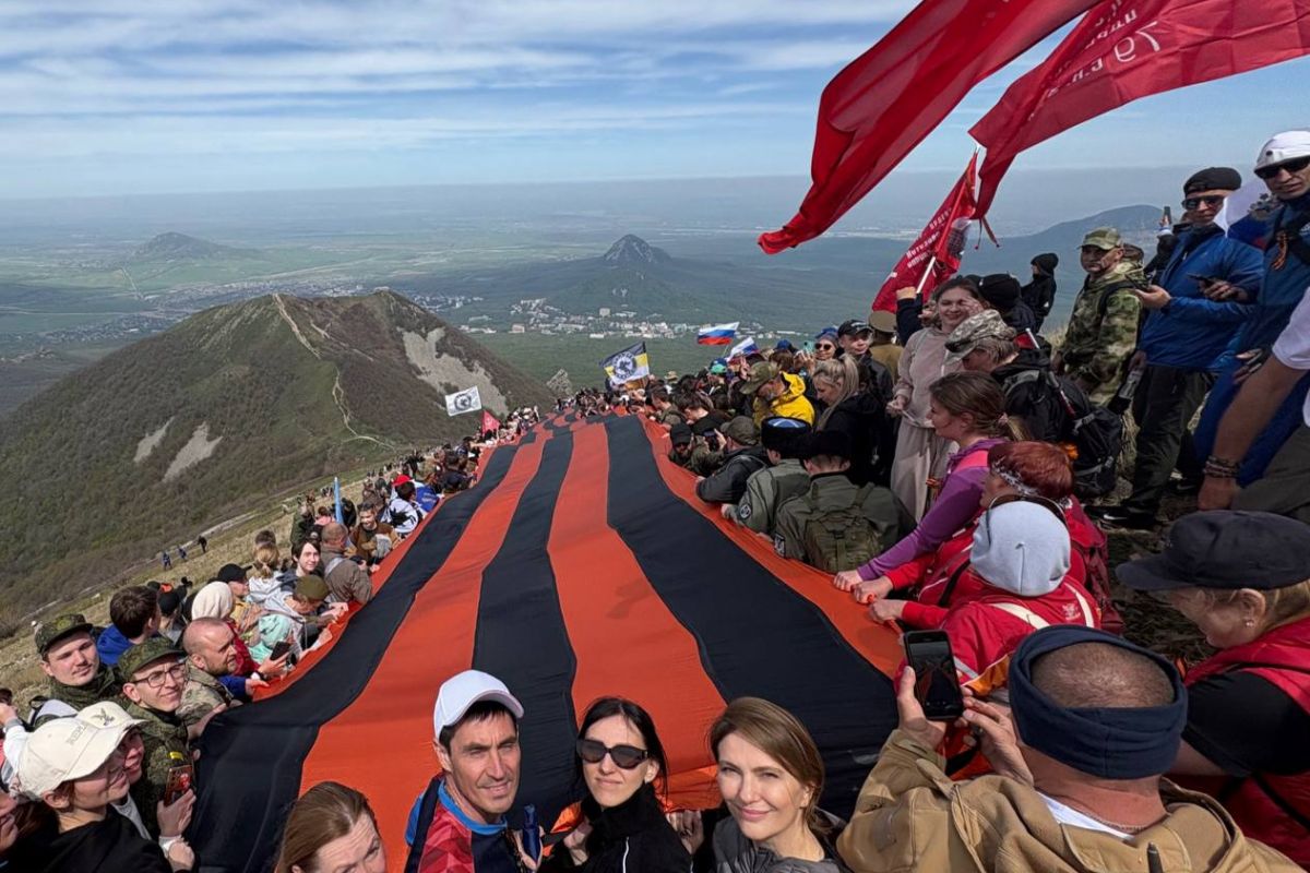 В 14-й раз прошла акция «Знамя Победы на вершине горы Бештау»