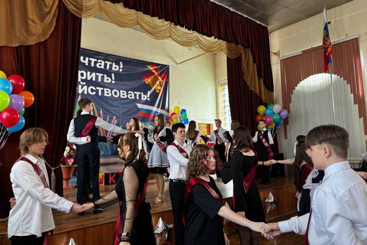 В образовательных учреждениях Металлургического района прошли последние звонки