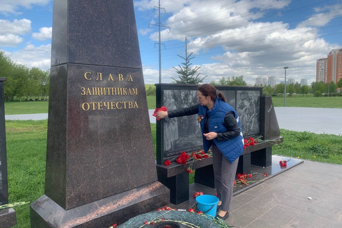 Активисты «Единой России» организовали в Москве субботники по благоустройству воинских мемориалов