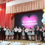 Увельские единороссы поздравили выпускников на «Последнем звонке»