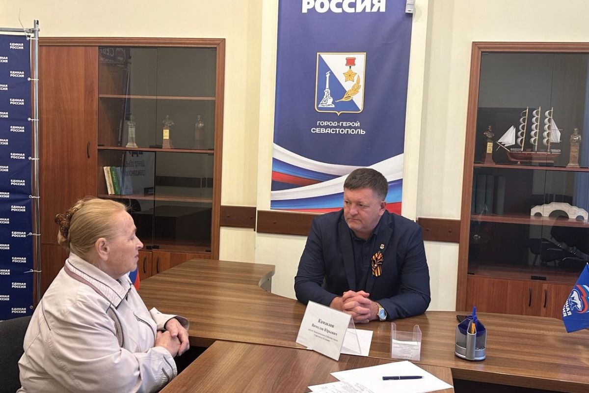 Вячеслав Камзолов выслушал обращения граждан на личном приеме