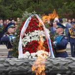 «Единая Россия» почтила память героев в День Великой Победы