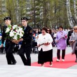 Партийцы приняли участие в возложении цветов у памятника воинам-спортсменам Урала, участникам Великой Отечественной войны