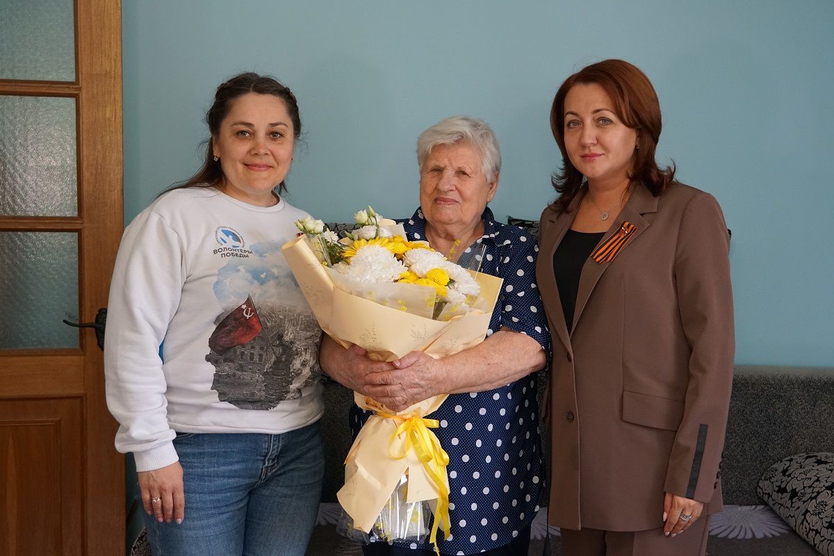 Наталья Кувшинова поздравила с 80-летием Победы жительницу блокадного Ленинграда Нину Никитичну Соломаху
