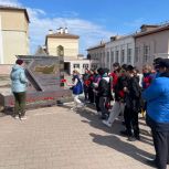 Партийцы и  активисты МГЕР возложили цветы к памятнику пограничникам Чукотки