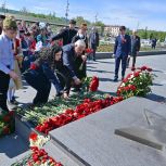 Фарид Мухаметшин возложил цветы к Вечному огню в Парке имени Горького