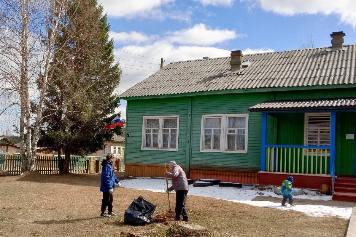 Шенкурские партийные активисты провели субботники