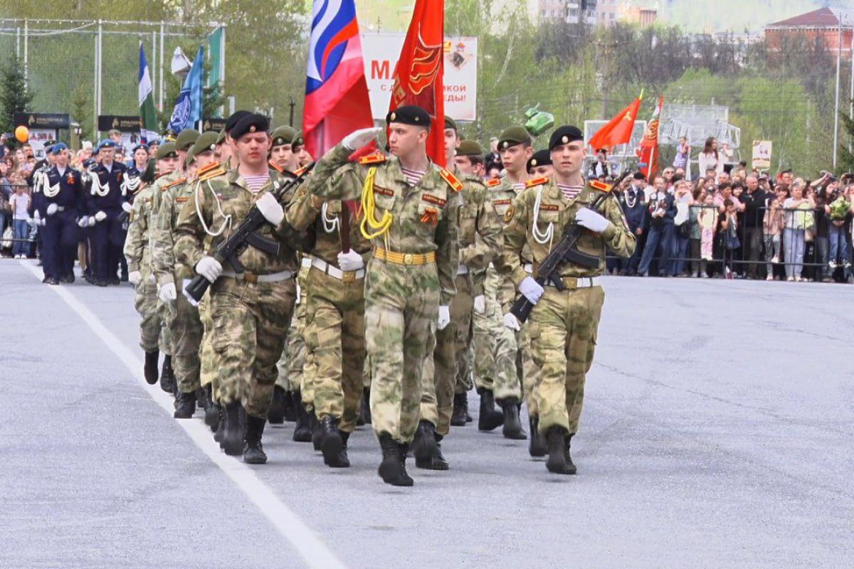 Прошли большой колонной до главной площади города. «Бессмертный полк» и Парад Победы объединили сотни жителей Златоуста