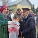 Хлебом-солью и любимыми военными песнями партийцы встретили ветерана Николая Рочева, вернувшегося с главного праздника страны