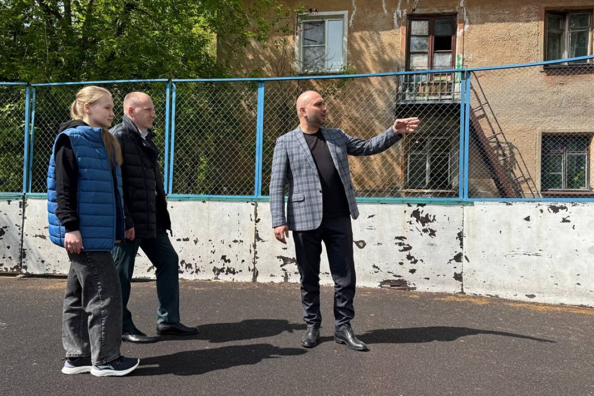 Активисты «Единой России» проверили на безопасность детские спортивные площадки и хоккейные коробки в Нижнем Новгороде